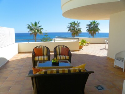 2-bedroom apartment right on the beach with 100m² large terrace; Wi-Fi; Pool