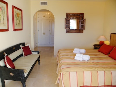 2-bedroom apartment right on the beach with 100m² large terrace; Wi-Fi; Pool