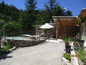piscine pour se rafraichir et salon sous auvent pour passer ses soirées
