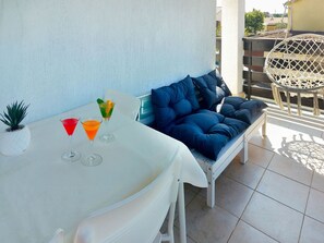 Tabelle, Couch, Möbel, Azurblau, Interior Design, Wohnzimmer, Studio Couch, Gartenmöbel, Gebäude, Komfort