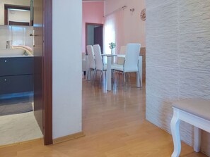 Tabelle, Möbel, Gebäude, Tür, Holz, Haus, Interior Design, Flooring, Fussboden, Halle