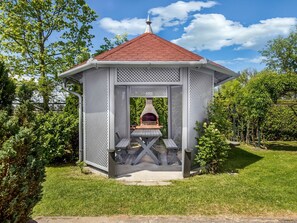 Pflanze, Wolke, Himmel, Schatten, Baum, Gras, Gazebo, Fassade, Outdoor Struktur, Gebäude