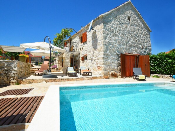 Ciel, L'Eau, Plante, Propriété, Bâtiment, Piscine, Bleu Azur, Ombre, Mobilier De Jardin, Chaise