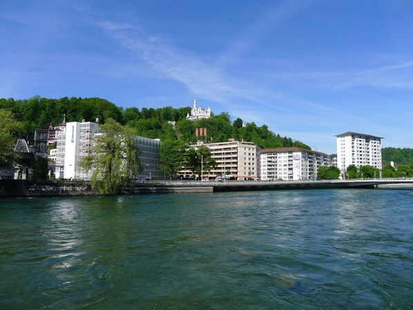 Wasser, Daytime, Himmel, Wasserweg, Eigentum, Stadt, Die Architektur, Wasservorräte, Fluss, Menschliche Siedlung