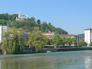 Fluss, Wasser, Wasserweg, \"Stadt, Stadt, Menschliche Siedlung, Baum, Bank, See, Wasserlauf