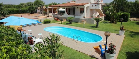 Water, Plant, Sky, Swimming Pool, Building, Azure, Tree, Shade, House, Outdoor Furniture