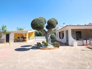 Bâtiment, Roue, Plante, Voiture, Véhicule, Fenêtre, Condominium, Design Urbain, Zone Résidentielle