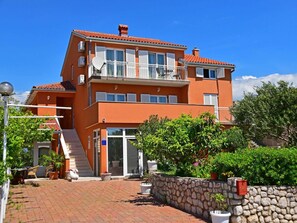Plant, Sky, Building, Window, Tree, Urban Design, Neighbourhood, House, Residential Area, Condominium