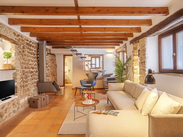 Furniture, Property, Couch, Plant, Houseplant, Window, Table, Flowerpot, Interior Design, Wood
