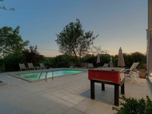 Himmel, Pflanze, Schatten, Tabelle, Schwimmbad, Gartenmöbel, Baum, Wohngebiet, Freizeit, Öffentlicher Raum
