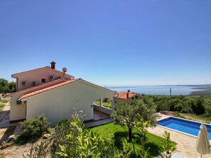 Property, House, Sky, Real Estate, Swimming Pool, Building, Vacation, Home, Architecture, Roof