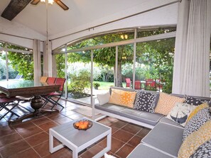 Table, Meubles, Propriété, Plante, Design Intérieur, Canapé, Ombre, Mobilier De Jardin, Pot De Fleur, Chaise
