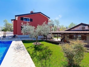 Property, House, Residential Area, Home, Building, Real Estate, Architecture, Tree, Roof, Facade