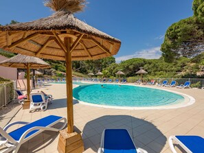 Agua, Cielo, Piscina, Azur, Azul, Nube, Sombra, Mueble Para Exteriores, Árbol, Planta