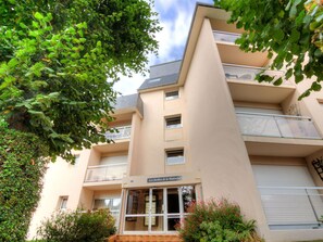 Gebäude, Pflanze, Daytime, Fenster, Himmel, Blatt, Die Architektur, Vegetation, Baum