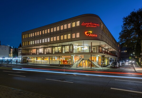 Fassade der Unterkunft – Abend/Nacht
