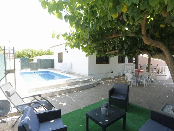 Propriété, Bâtiment, Plante, Ciel, Ombre, Mobilier De Jardin, Architecture, Fenêtre, Piscine, Design Urbain