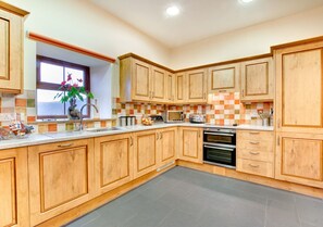 Aberystwyth self catering - fully equipped country style oak kitchen