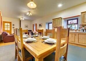 Aberystwyth self catering - fully equipped country style oak kitchen