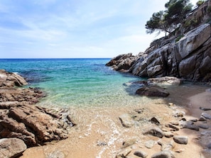 Body Of Water, Coast, Sea, Shore, Beach, Rock, Water, Coastal And Oceanic Landforms, Natural Landscape, Sky