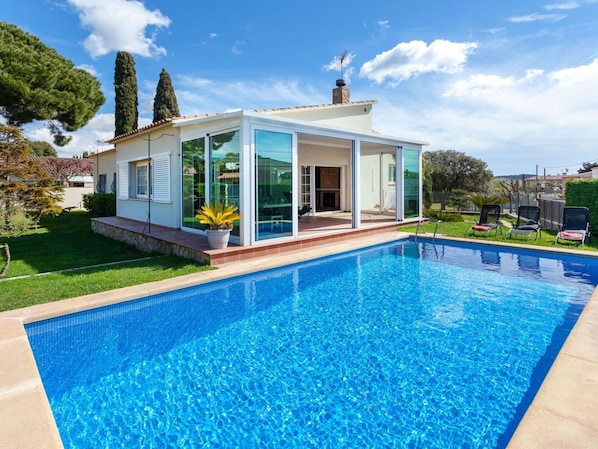Water, Cloud, Sky, Plant, Property, Building, Swimming Pool, Blue, Azure, Nature