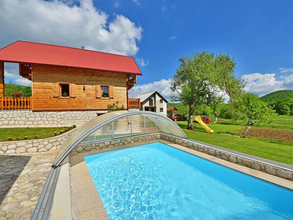 Cloud, Sky, Water, Building, Plant, Property, Window, Nature, Swimming Pool, Azure