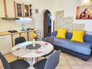 Table, Property, Couch, Picture Frame, Furniture, Interior Design, Living Room, Lighting, Architecture, Floor