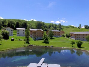 Nuage, L'Eau, Ciel, Propriété, Plante, Piscine, Bâtiment, Fenêtre, Bleu Azur, Bleu