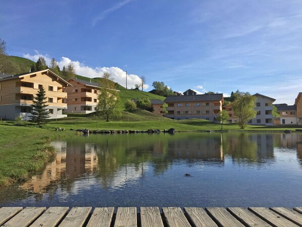 Wolke, Wasser, Himmel, Eigentum, Pflanze, Schwimmbad, Gebäude, Fenster, Azurblau, Blau