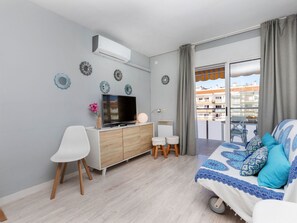 Tabelle, Bilderrahmen, Möbel, Komfort, Gebäude, Holz, Fernsehen, Interior Design, Zimmerpflanze, Flooring