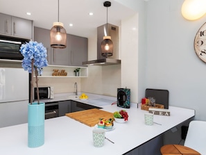 Tabelle, Möbel, Eigentum, Orange, Interior Design, Countertop, Uhr, Wohnzimmer, Cabinetry, Küche