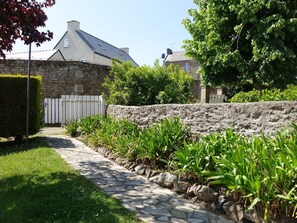 Pflanze, Gebäude, Himmel, Eigentum, Baum, Gras, Grundstueck, Strassenbelag, Natürliche Landschaft, Haus