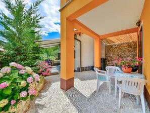 Garden, Houseplant, Flowerpot, Landscaping, Yard, Courtyard, Eco Hotel, Villa, Backyard, Hacienda