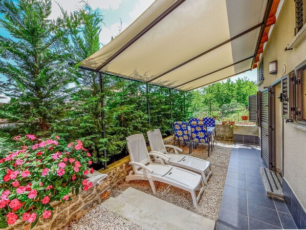 Furniture, Outdoor Furniture, Chair, Shade, Outdoor Table, Patio, Garden, Flowerpot, Eco Hotel, Houseplant