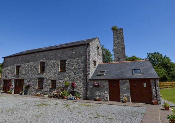  self catering Pembrokeshire accommodation is within a converted 17th century water mill in Pembroke.