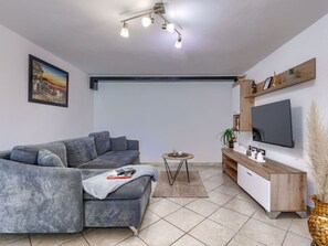 Möbel, Couch, Interior Design, Beleuchtung, Bilderrahmen, Wohnzimmer, Zimmerpflanze, Fussboden, Haushaltsgerät