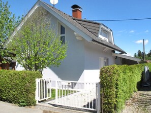 Plante, Ciel, Bâtiment, Propriété, Fenêtre, Maison, Éclairage, Arbre, Chalet, Herbe