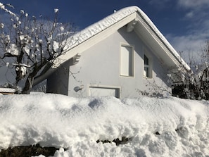 Ciel, Jour, Bâtiment, Nuage, Plante, Neige, Fenêtre, Maison, Branche, Pente