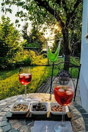 Geschirr, Pflanze, Kelche, Tabelle, Drinkware, Weinglas, Fenster, Essen, Baum