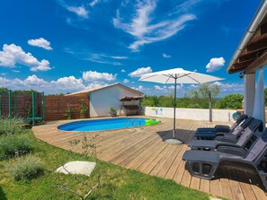 Property, Backyard, Real Estate, Sky, Residential Area, House, Home, Building, Grass, Yard