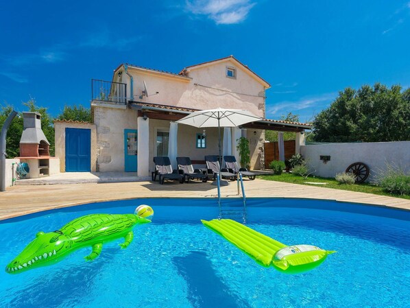 Property, Swimming Pool, Real Estate, House, Building, Leisure, Villa, Leisure Centre, Grass, Estate