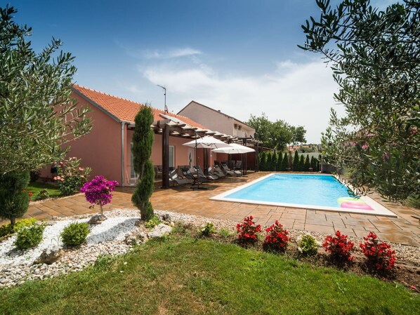 Planta, Cielo, Agua, Edificio, Flor, Nube, Piscina, Ventana, Árbol, Casa