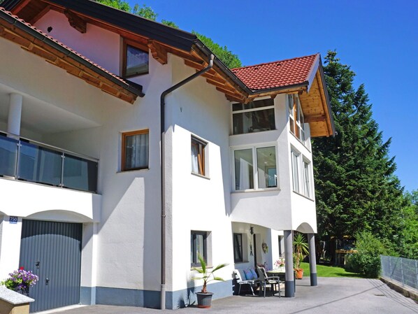 Himmel, Gebäude, Pflanze, Eigentum, Fenster, Azurblau, Die Architektur, Haus, Urban Design, Wohngebiet