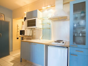 Cabinetry, Kitchen Appliance, Kitchen Stove, Countertop, Kitchen, Home Appliance, Wood, Flooring, Interior Design, Refrigerator