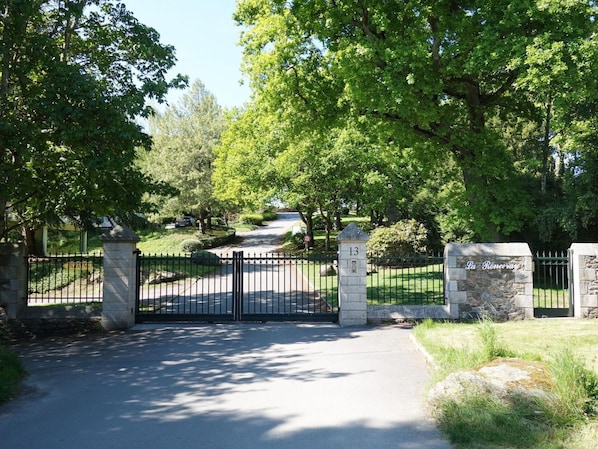 Property, Iron, Tree, Home, House, Gate, Architecture, Fence, Real Estate, Residential Area