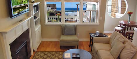 Come enjoy the serenity of this home and the beautiful Nye Beach neighborhood!