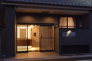 施設の正面 (日没後)