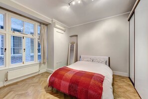 Main Bedroom King Size Bed