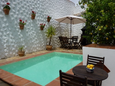 Lemon Tree Apartment con piscina privada y jardín privado. Wi-Fi gratis.