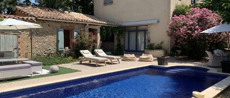 View of pool, house and garden